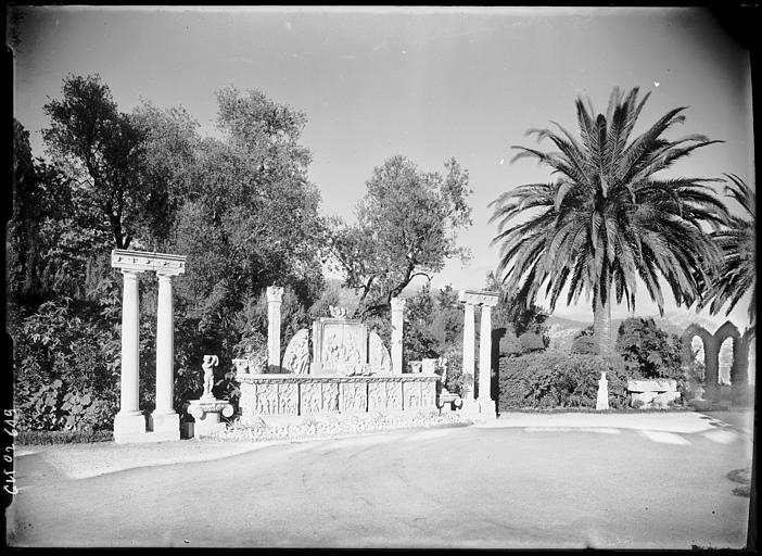 Exposition d'un bas-relief dans le parc