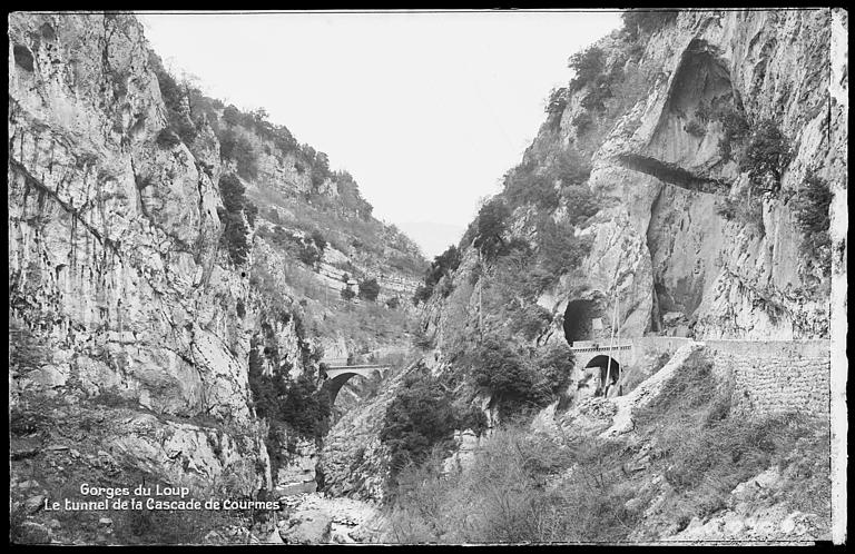Gorges du Loup. Le tunnel de la cascade de Courmes