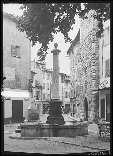 5 - Basse fontaine du 15e siècle (Fontaine de la Foux)