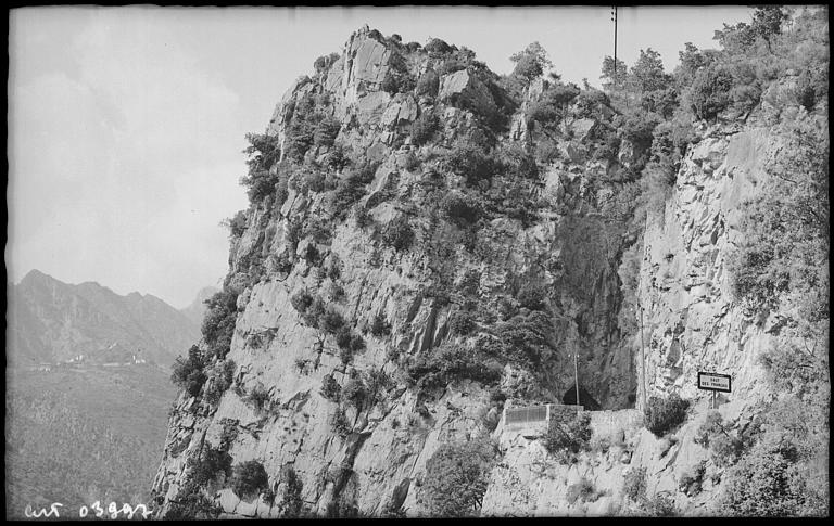 Duranus - Saut des Français, profondeur 350 m. Le tunnel - vue sur Utelle. Site historique (1792 à 1800)