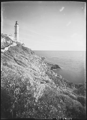 Vue sur le phare et les falaises