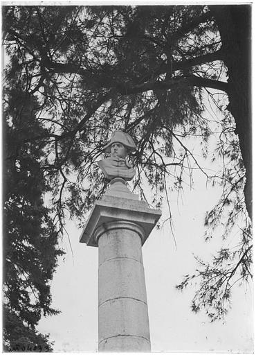 Colonne surmontée du buste de Napolélon Ier