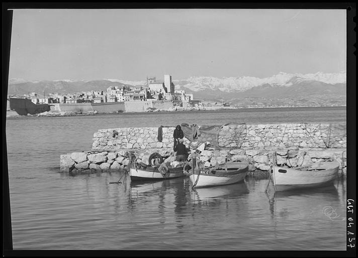 Vue sur la ville et les remparts, les pêcheurs sur la jetée