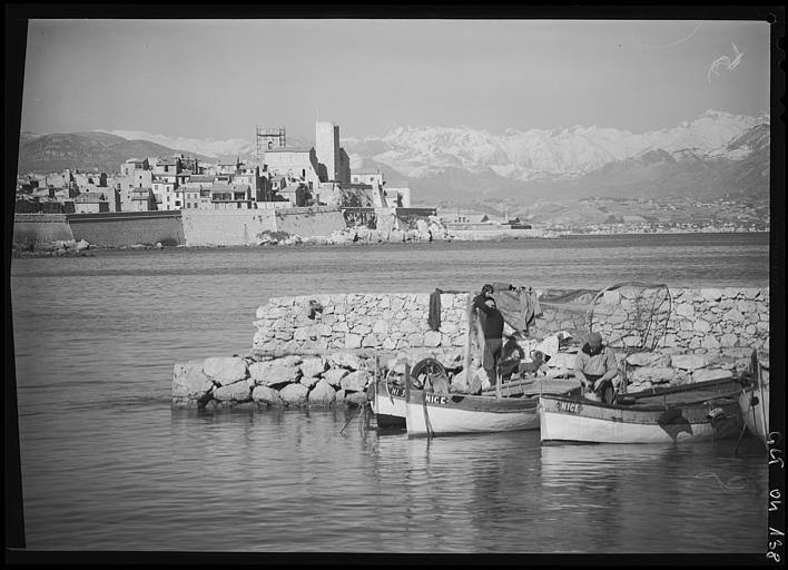 Vue sur la ville et les remparts, les pêcheurs sur la jetée