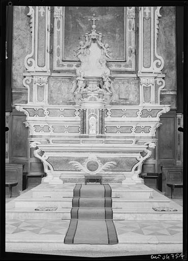 Intérieur, l'autel vue sur le tabernacle