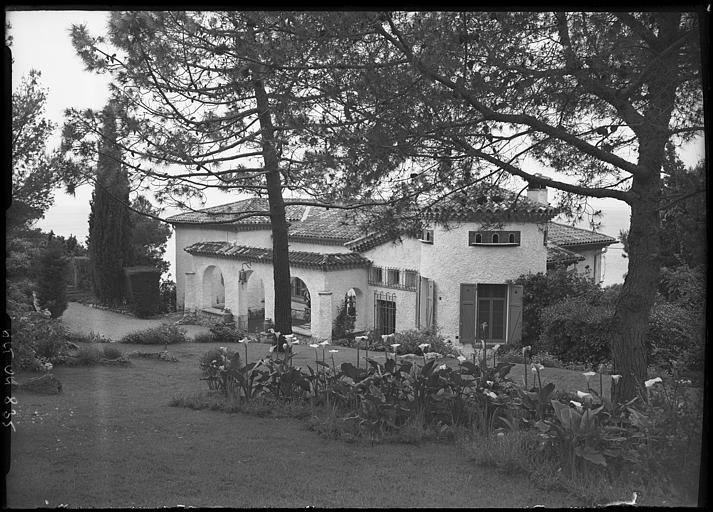 Extérieur, vue plongeant sur la façade côté jardin