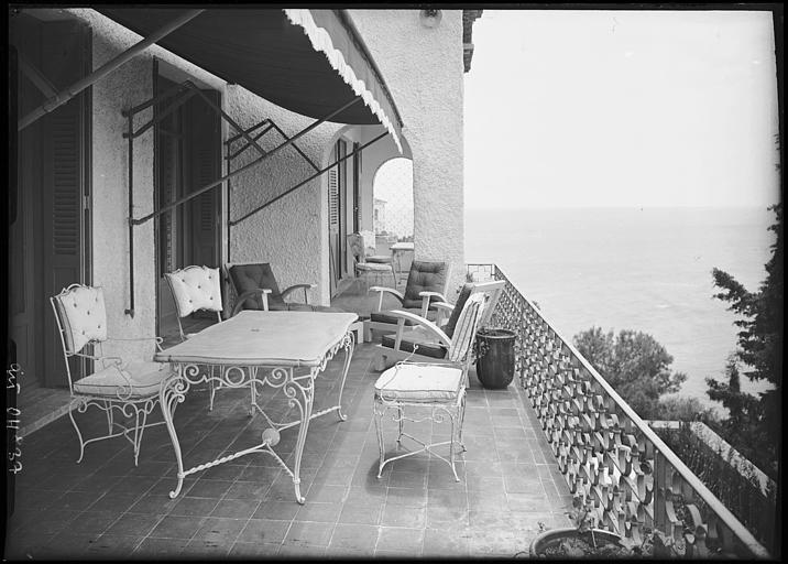 Terrasse, vue sur la mer