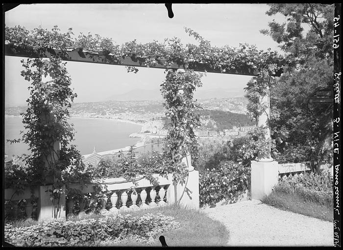 22 - Vue générale entre les pergolas de la baie des Anges prise du Mont Boron