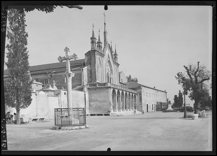 La place du monastère franciscain, la croix séraphique