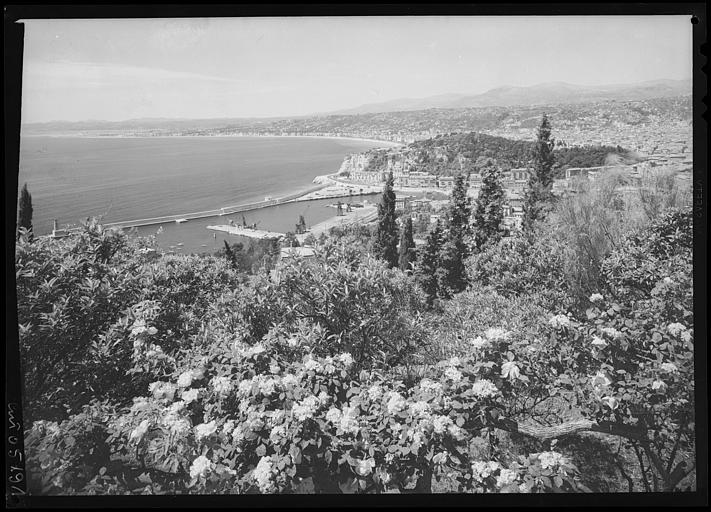 Vue générale sur la baie des Anges prise du Mont-Boron