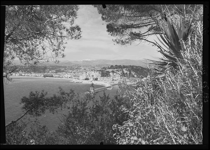 Vue de la baie des Anges prise depuis le Mont-Boron