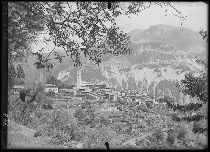 Vue générale, du village et de l'église, étude artistique