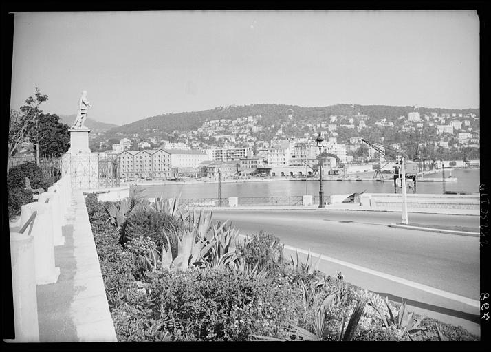 Vue sur le port et la statue de Charles Félix