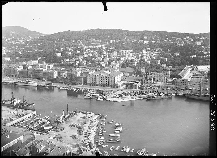 Vue en oblique sur l'ensemble des constructions de long du quai