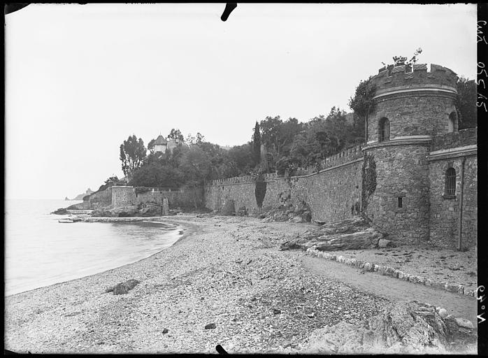 Vue de la côte, vue d'angle sur une tour