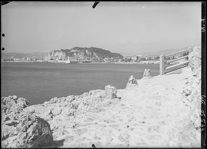 Vue générale sur le port et le château