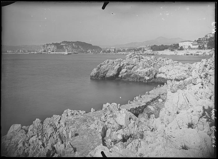 Vue générale sur la côte et la sortie du port