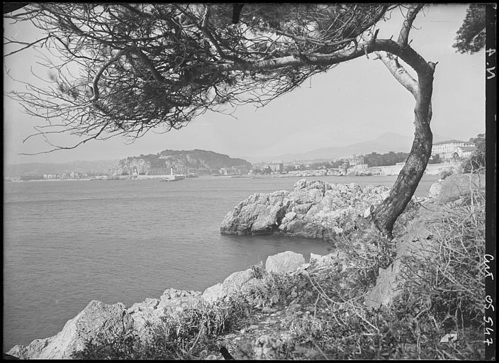 Vue générale sur la côte, la sortie du port, étude artistique