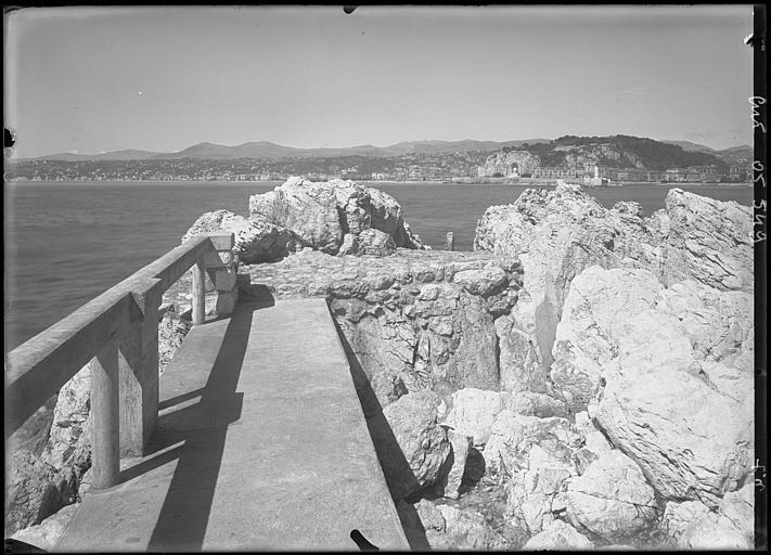 Vue sur le port, une terrasse