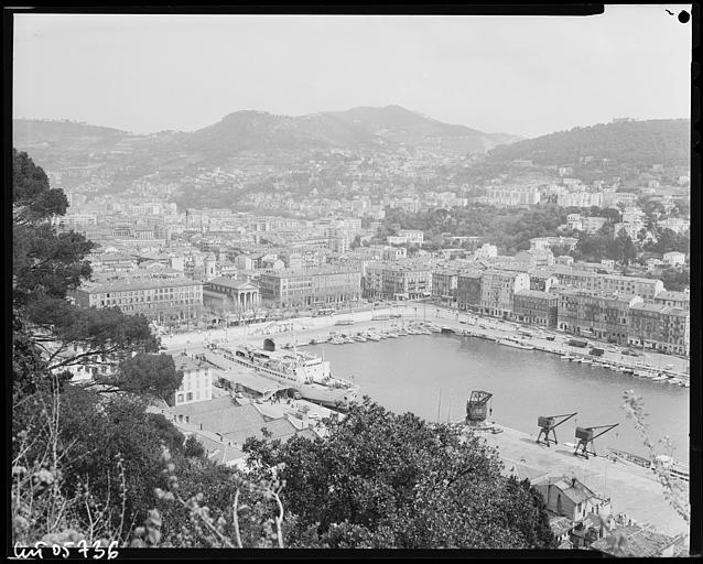 Vue générale sur le port, le 'Napoléon' à quai