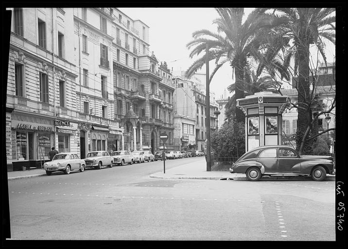 Vue sur la rue, croix de chemin devant un immeuble