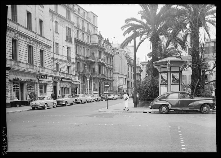 Vue sur la rue, croix de chemin devant un immeuble