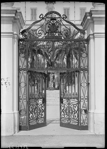 Grille d'entrée armoriée : filactère avec une légende 'Parvum Episcopale Seminarium MDCCCXXXVII'