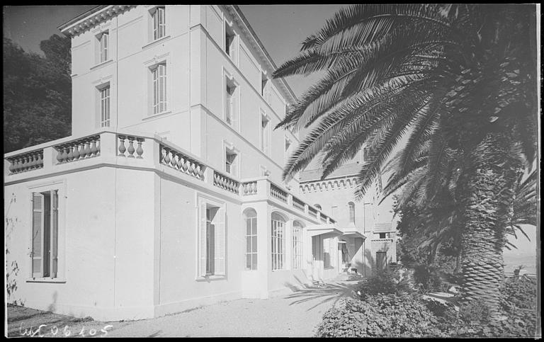 Le premier bâtiment et la chapelle