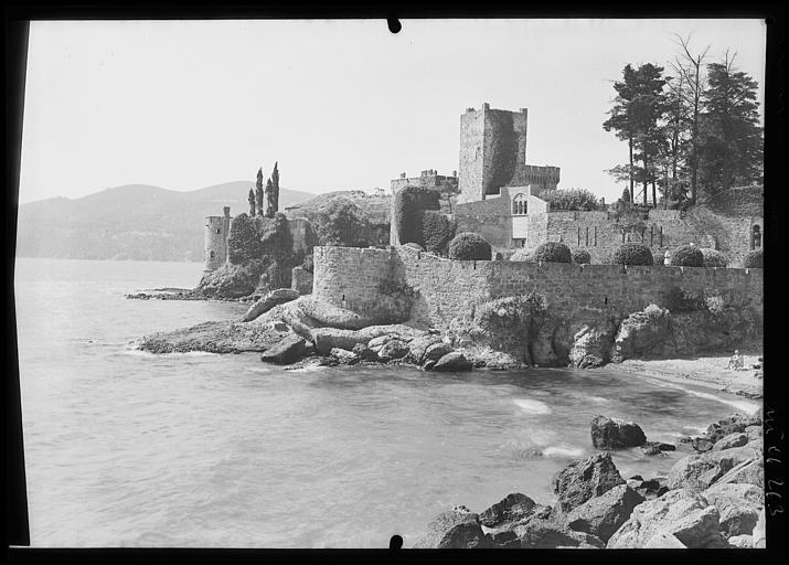 Vue sur le château depuis la mer