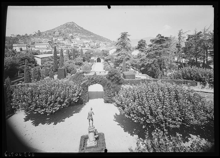 Vue plongeante sur une allée du jardin, statue