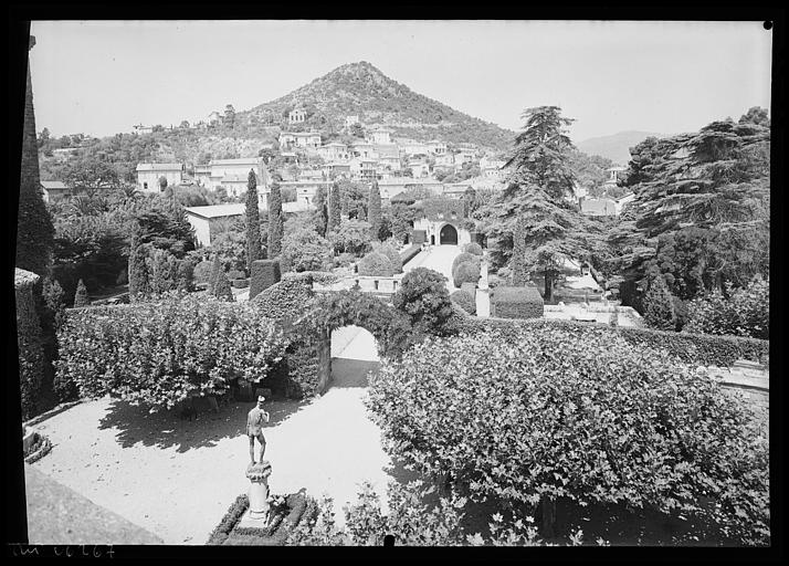 Vue plongeante sur une allée du jardin, statue