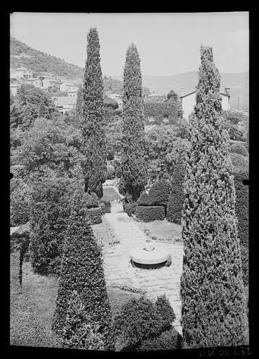 Vue plongeante sur une allée, bassin rectangulaire au fond