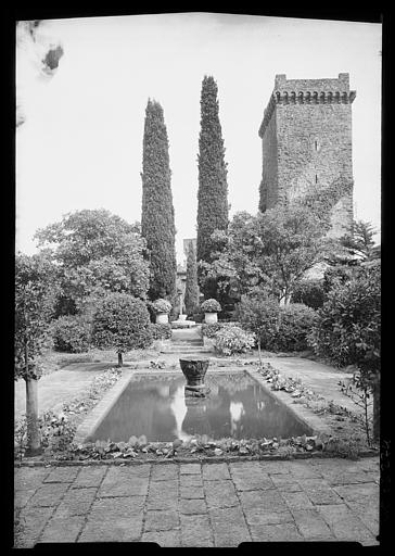 Vue sur un bassin rectangulaire