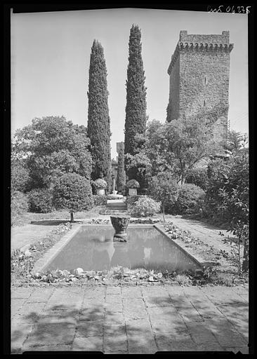 Vue sur un bassin rectangulaire