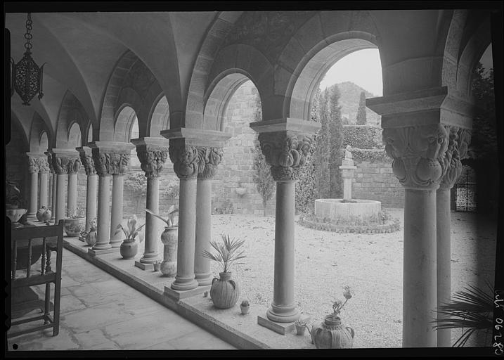 Vue d'angle sur le cloître, détails des chapiteaux, sculpture satirique