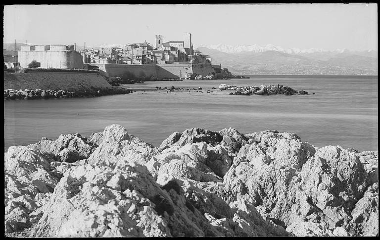 502 - La chaîne des Alpes. Le Fort-Carré au premier plan