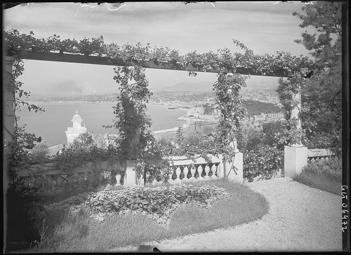 Vue sur le port à partir d'une terrasse avec pergola