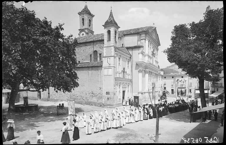 La place de l'église, une procession