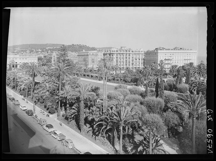 Vue générale sur le jardin et la façade de l'hôtel
