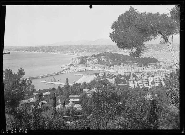 Vue générale du Mont-Boron sur le port : étude artistique