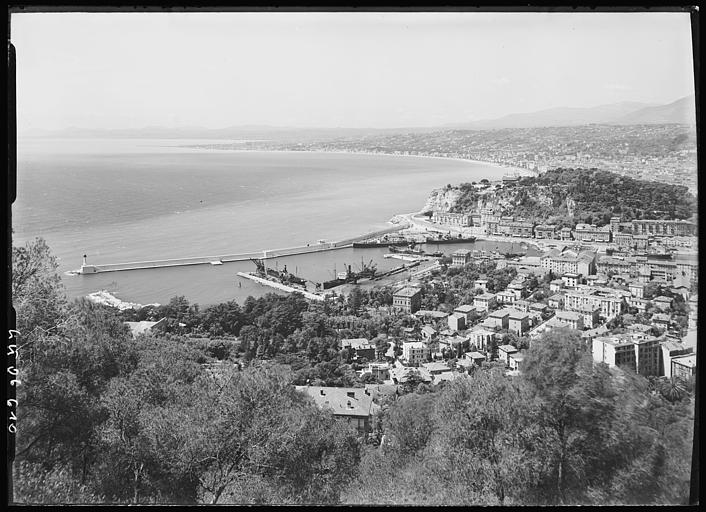 Vue générale sur la ville prise vers l'ouest : le port, la colline du château et la baie des Anges