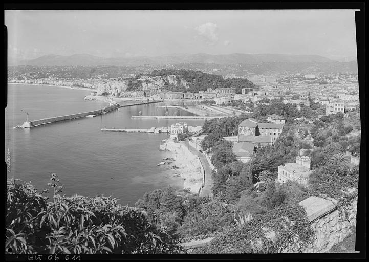 Vue du restaurant, du port, de la colline du château et de la baie