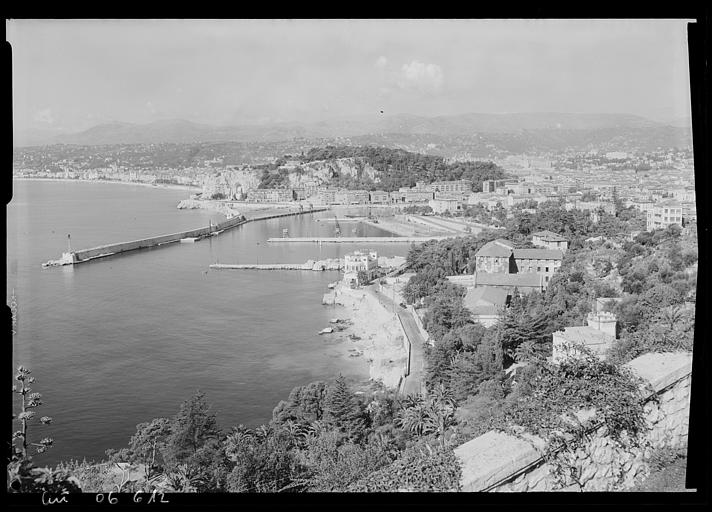 Vue du restaurant, du port, de la colline du château et de la baie