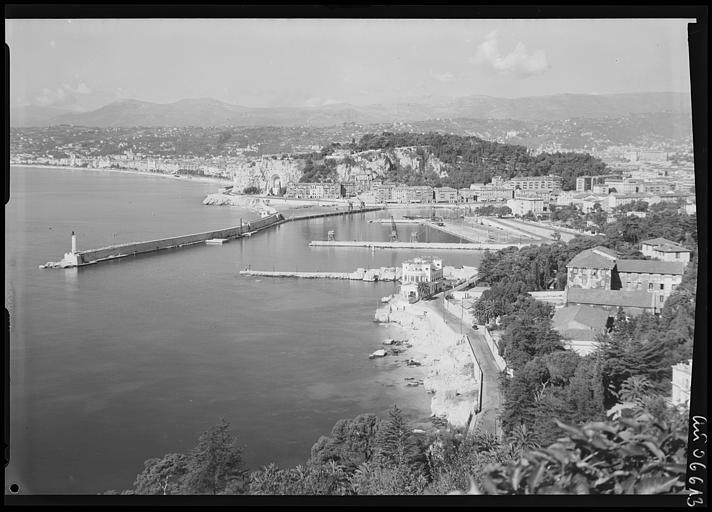 Vue du restaurant, du port, de la colline du château et de la baie