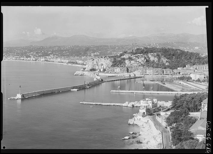 Vue du restaurant, du port, de la colline du château et de la baie