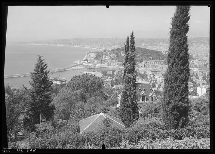 Vue générale sur le port prise depuis le Mont-Boron : les toits de la ville