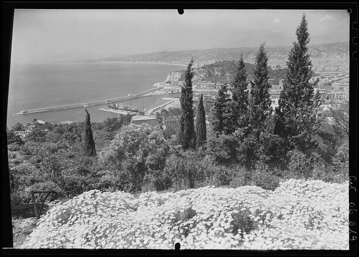 Vue générale sur la sortie du port, prise depuis le Mont-Boron : les toits de la ville