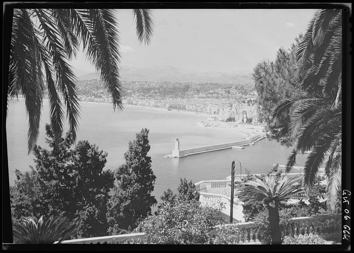 Vue sur la sortie du port prise du Mont-Boron, étude artistique