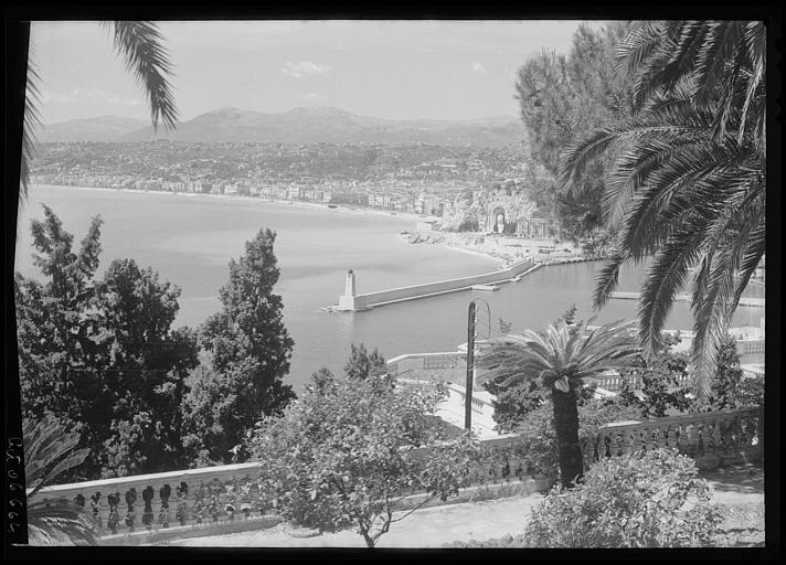 Vue sur la sortie du port prise du Mont-Boron, étude artistique