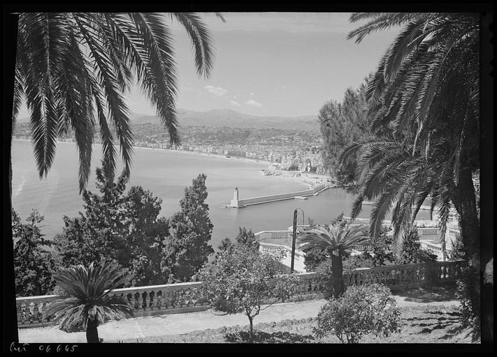 Vue sur le port prise du Mont-Boron